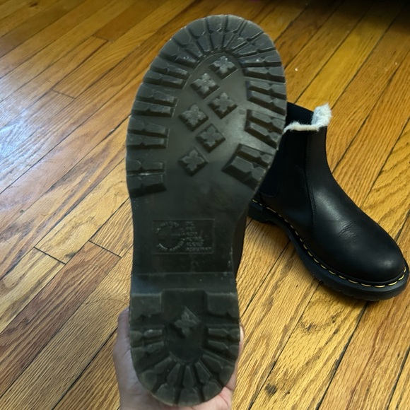 Dr.Marten’s 2976 Women’s faux fur lined Chelsea Boots - Picture 6 of 9